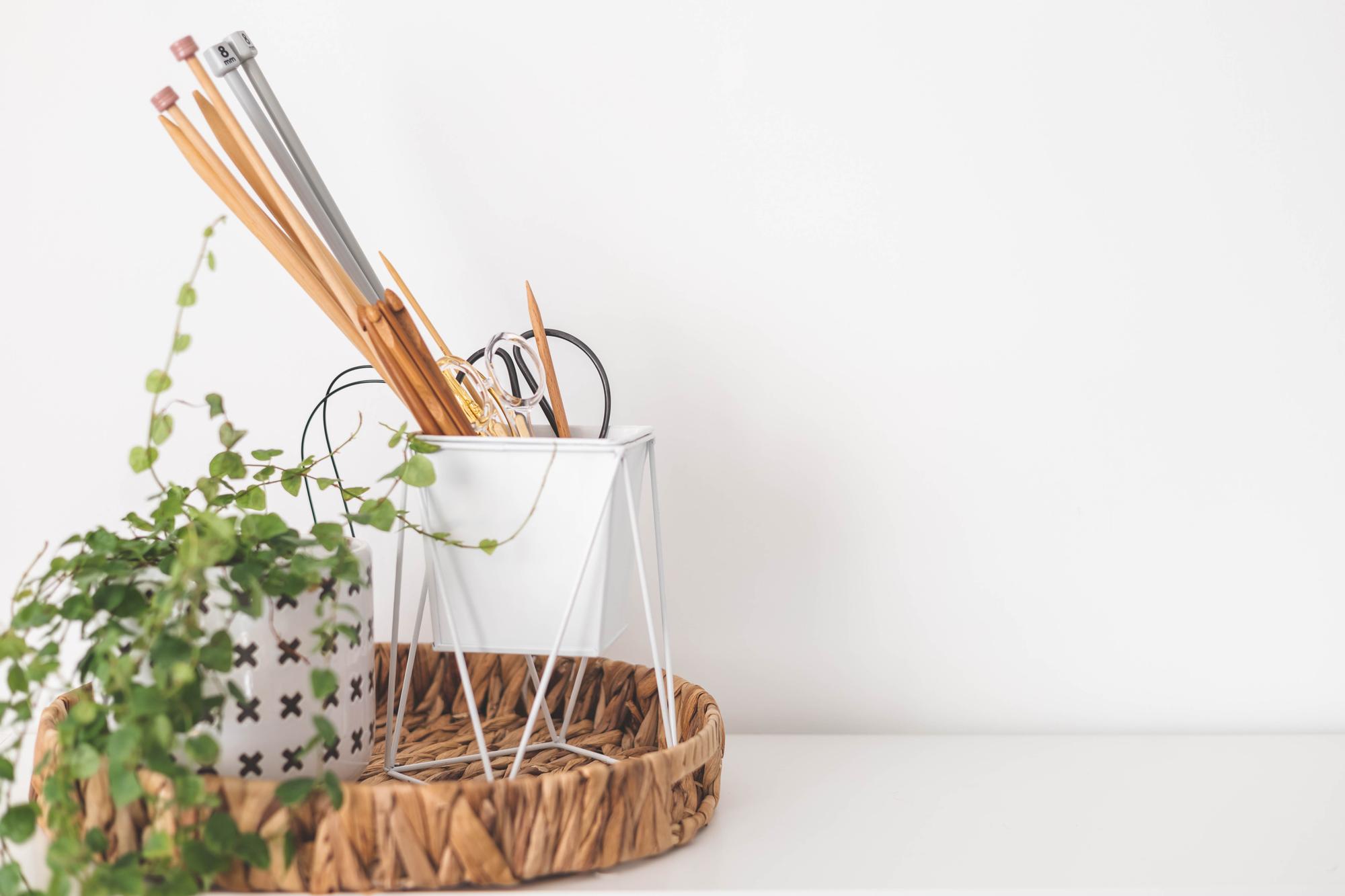 Interjeras dirbtuvės su darbo stalu